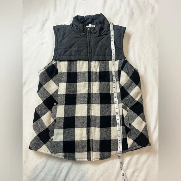 Maurices Women’s Black and White Plaid Quilted Vest with Pockets Size Large - Picture 3 of 15